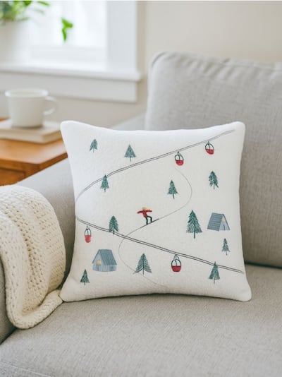 Zimní dekorační polštář s motivem lyžařského svahu