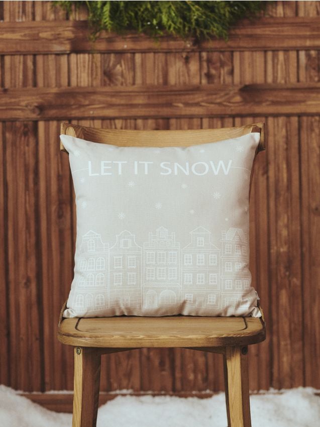 Sinsay - Vianočná obliečka na vankúš s nápisom a vzorom budov - telová