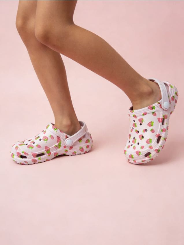 Sinsay - Saboti cu curea la călcâi și motiv de căpșuni - roz