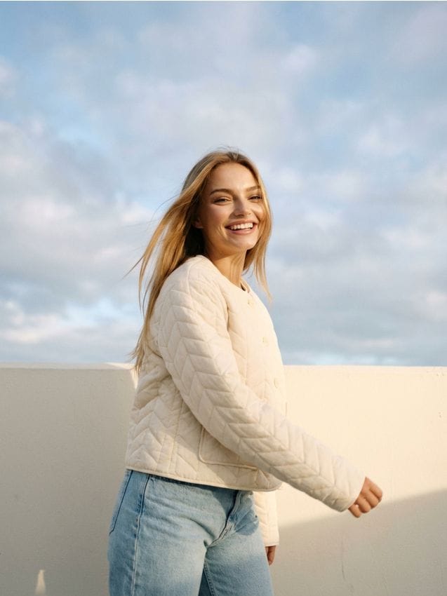 Sinsay - Geacă matlasată cu model spic și închidere cu nasturi - nude