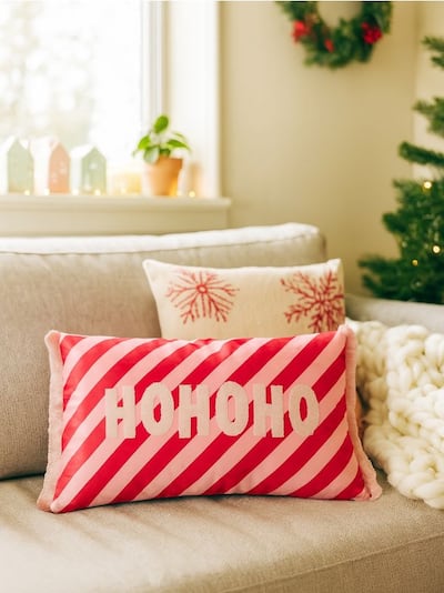 Weihnachtliches Kissen mit der Aufschrift HOHOHO