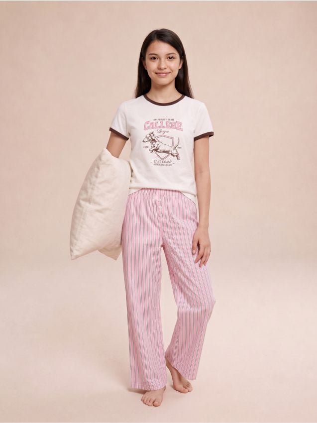 Sinsay - Pijama din bumbac slim fit din două piese cu motiv college - roz-pastel