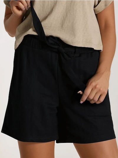 Shorts mit Gebinde auf Taillenhöhe