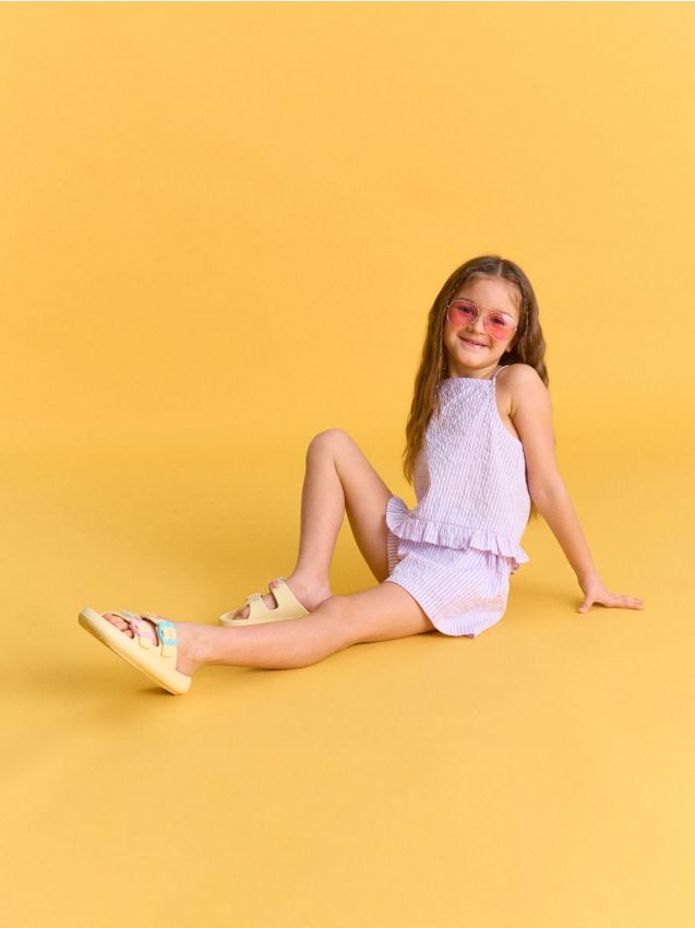 Sinsay - Papuci ușori din spumă cu barete reglabile - galben-deschis