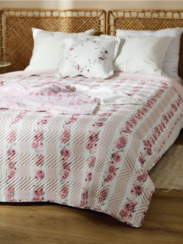 Sinsay - Cuvertură de pat matlasată cu model floral - roz-pastel