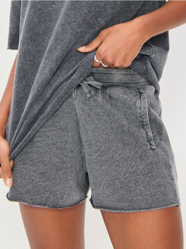 Sweatshorts mit Wascheffekt - SINSAY
