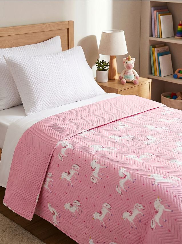 Sinsay - Cuvertură matlasată pentru pat cu motiv de unicorni - roz-pastel