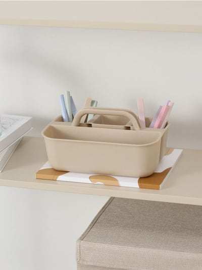 Organizer z przegródkami i uchwytem