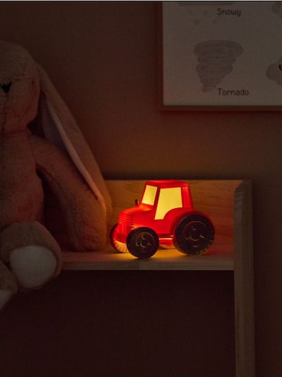Lampă LED în formă de tractor