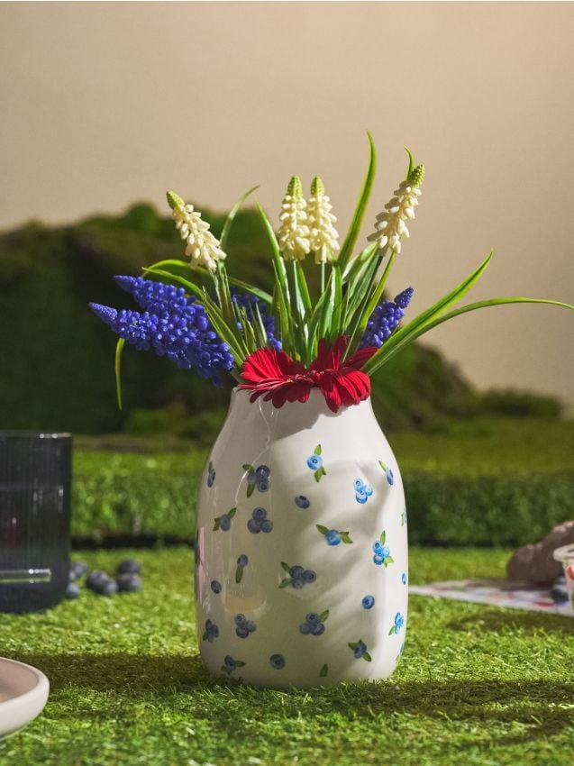 Sinsay - Vază decorativă cu motiv de afine - albastru-pal