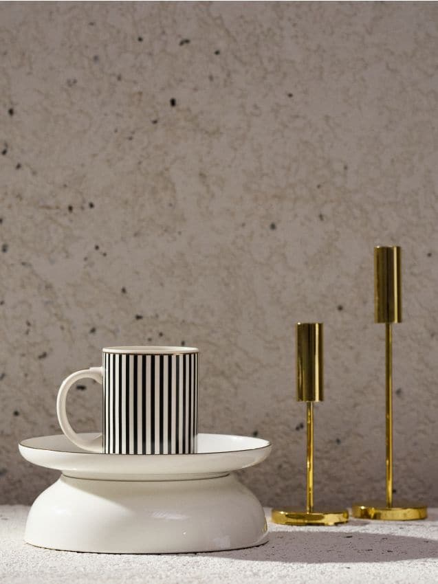 Sinsay - Keramický hrnček s pruhmi - čierna