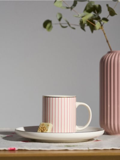 Keraamiline tass triipudega