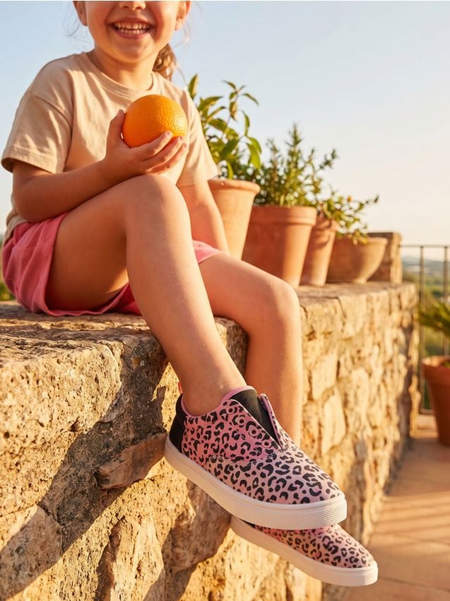 Sinsay - Adidași cu model panteră și talpă din piele naturală - roz-pudră