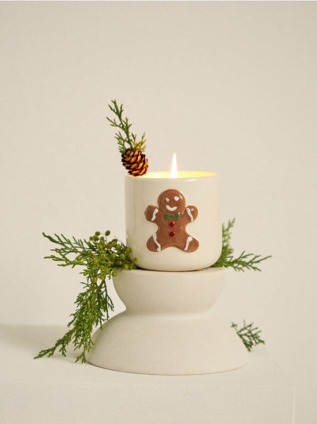 Sinsay - Lumânare parfumată cu motiv de sărbători Gingerbread Cookies - bej