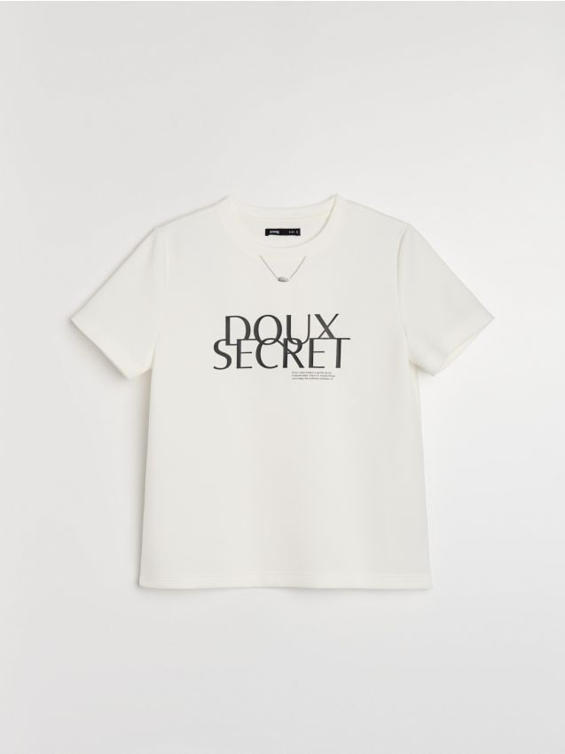 Sinsay - Tricou cu vâscoză și pandantiv decorativ - crem