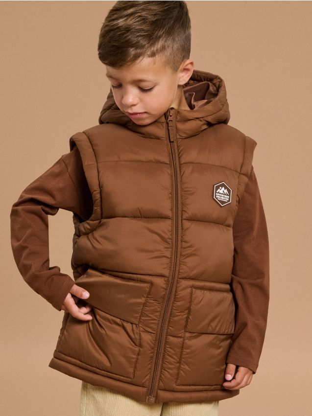 Sinsay - Zateplená bunda s kapucňou a odnímateľnými rukávmi - zlatohnedá