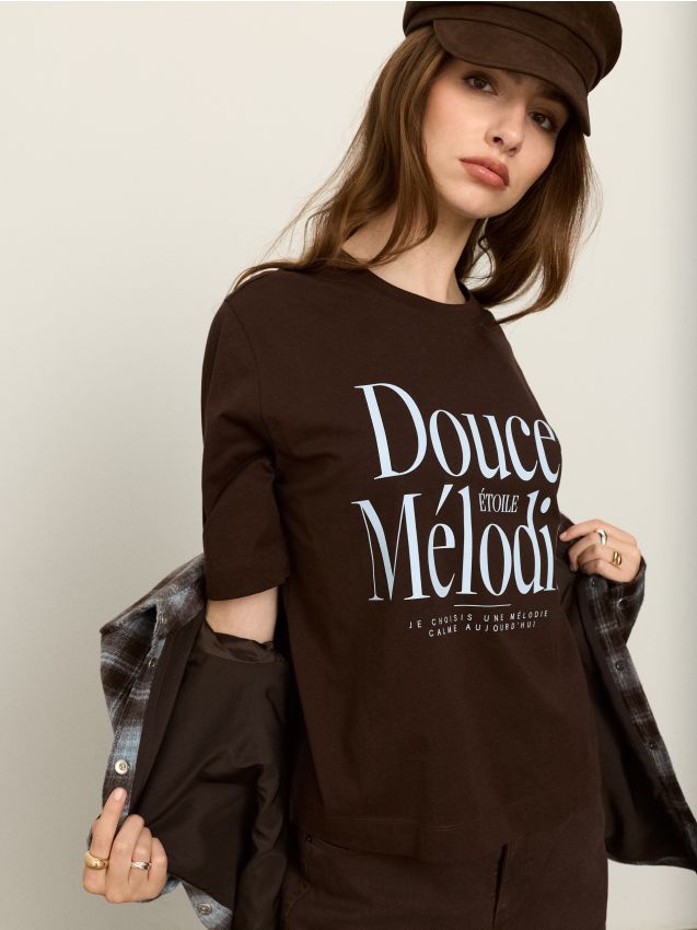 T-shirt in cotone con scritta - marrone scuro