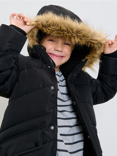 Gefütterte Jacke mit Kapuze