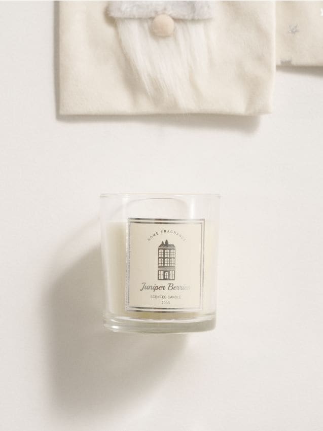 Sinsay - Vonná sviečka so sviatočným motívom Juniper Berries - biela