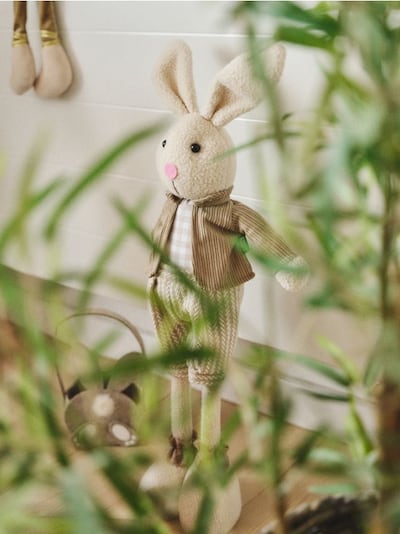 Великодня стояча декорація у формі зайця в одязі