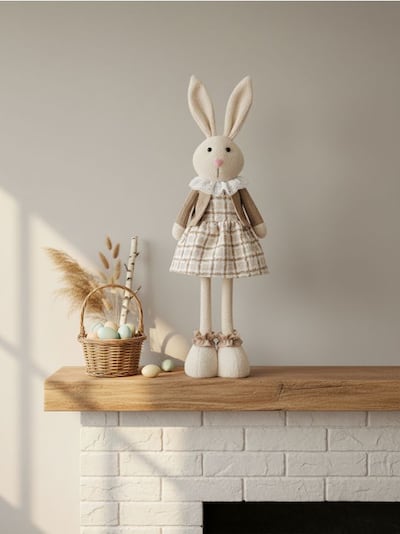 Великодня стояча декорація у формі зайця в одязі