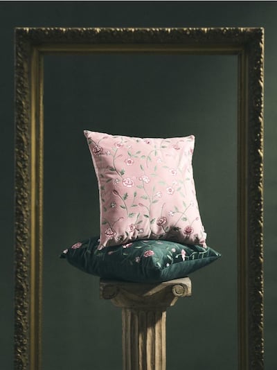 Cuscino decorativo con fiori ricamati