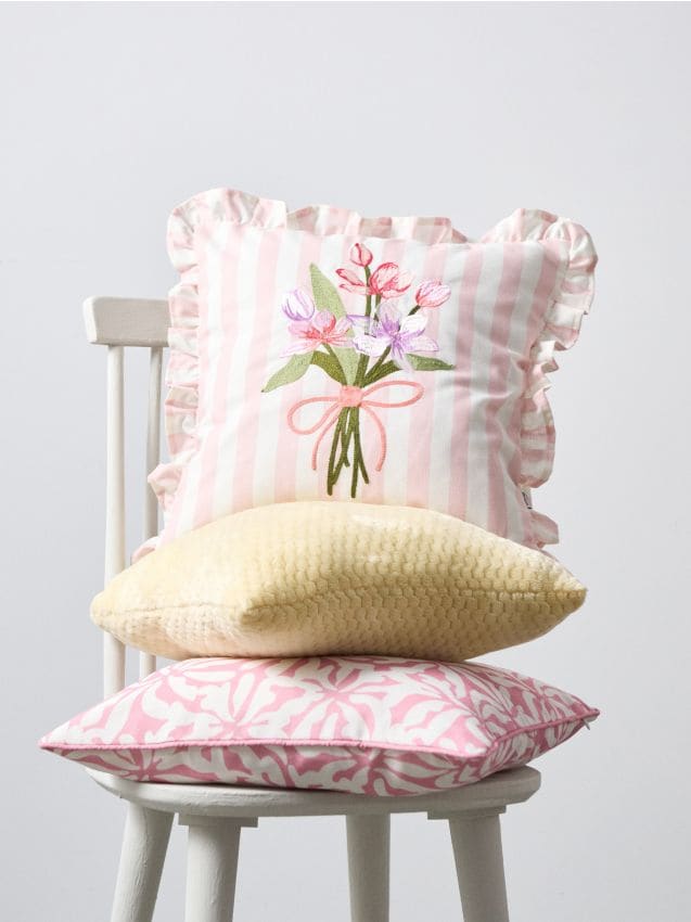 Sinsay - Husă de pernă cu broderie florală și volan - roz-pastel