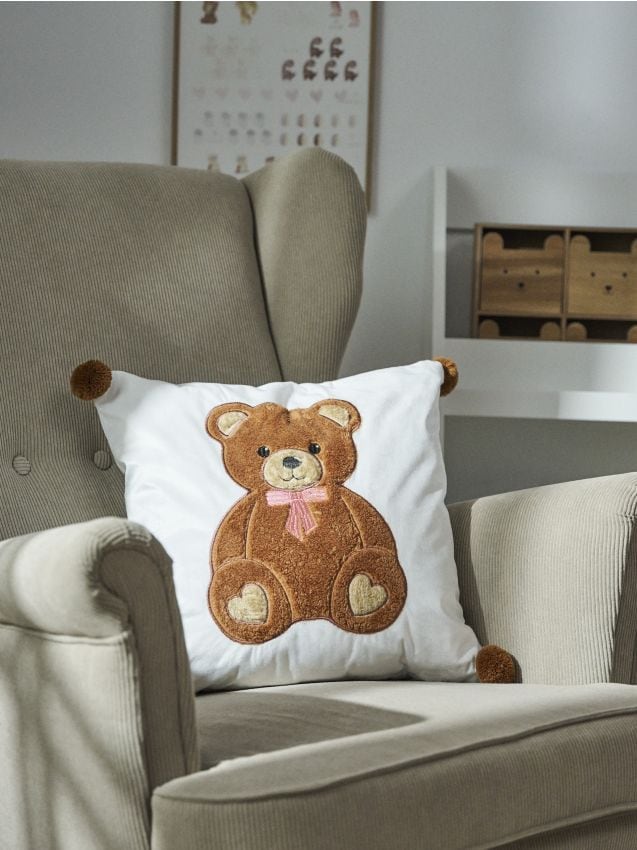 Sinsay - Husă de pernă cu pompoane și urs brodat - crem