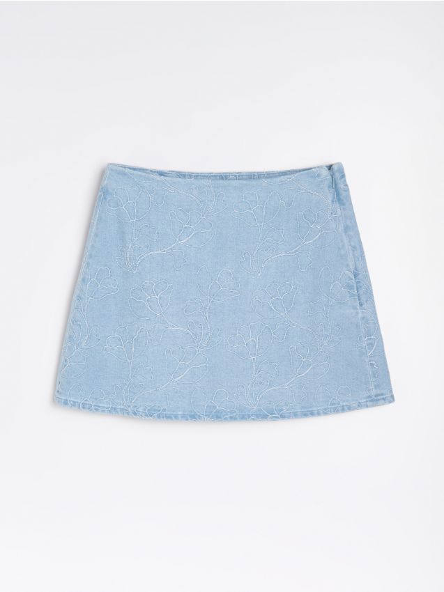 Sinsay - Jeansowa spódnica mini z haftowanymi kwiatami - niebieski