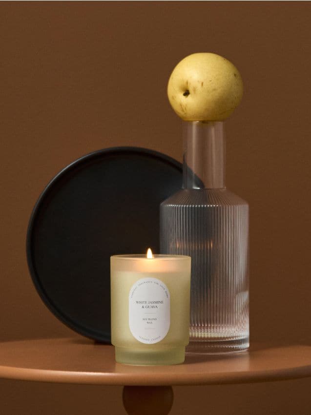 Sinsay - Vonná sójová sviečka White Jasmine & Guava - biela
