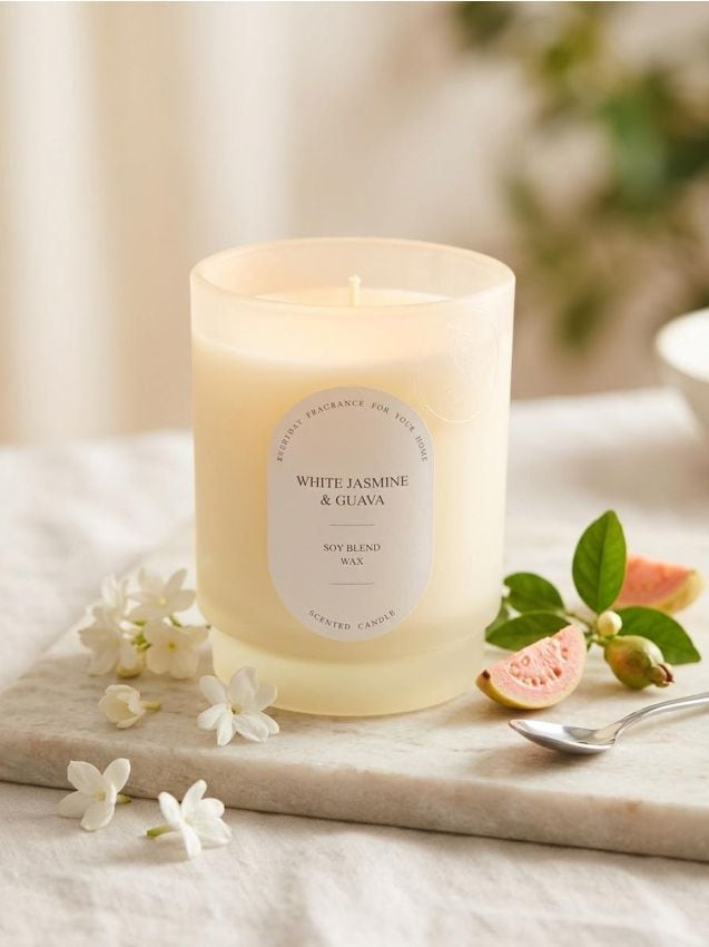 Sinsay - Lumânare parfumată din soia White Jasmine & Guava - alb
