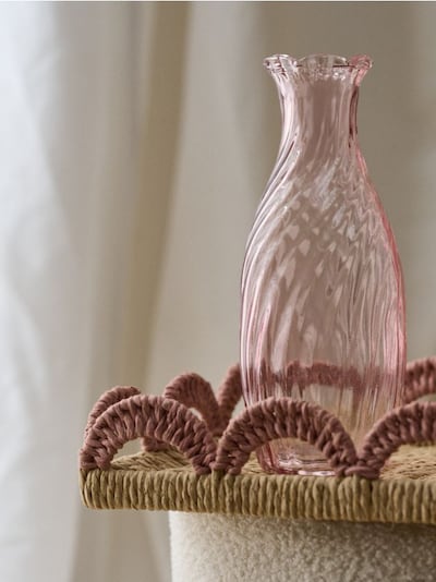 Szklany wazon z tłoczonym wzorem