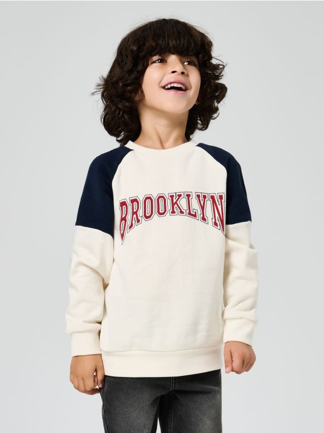 Sinsay - Bluza crewneck w stylu akademickim - kremowy