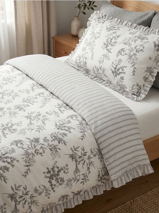 Sinsay - Set de lenjerie de pat cu motiv vegetal și volane - crem