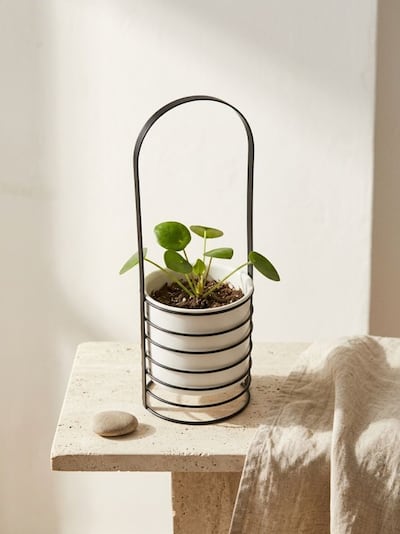 Metalni stalak za cvijeće