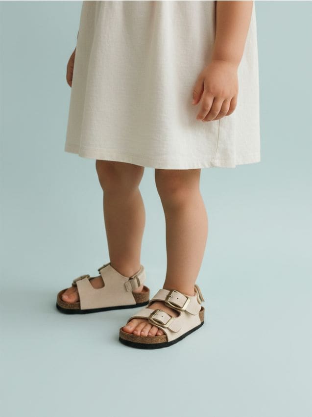 Sinsay - Sandale cu toc înalt și catarame - bej