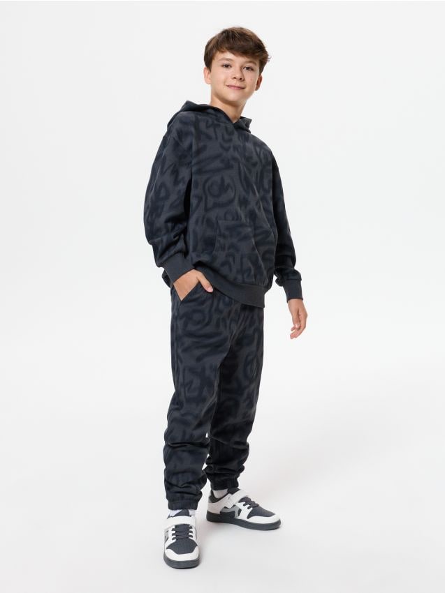 Sinsay - Pantaloni de trening jogger cu model graffiti - gri-închis