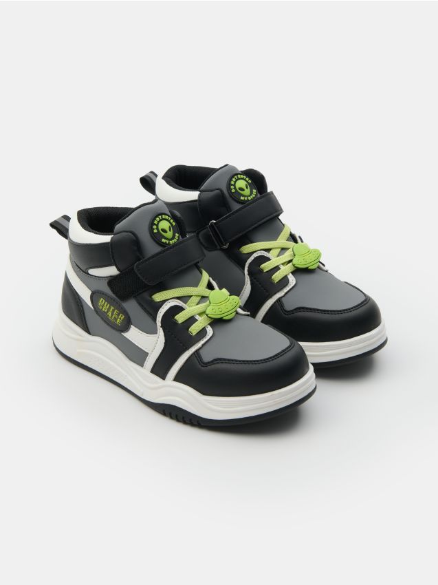 Sinsay - Sneakers cu patch-uri decorative UFO și inscripție fosforescentă - multicolor
