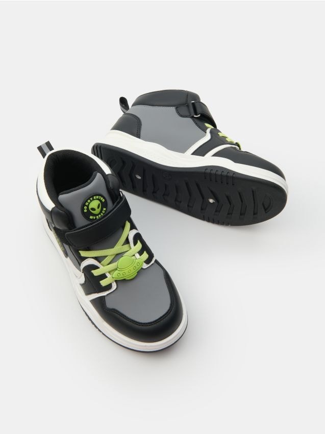 Sinsay - Sneakers cu patch-uri decorative UFO și inscripție fosforescentă - multicolor