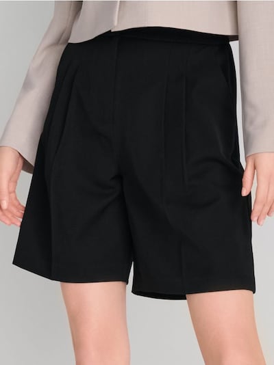 Pantaloni scurți