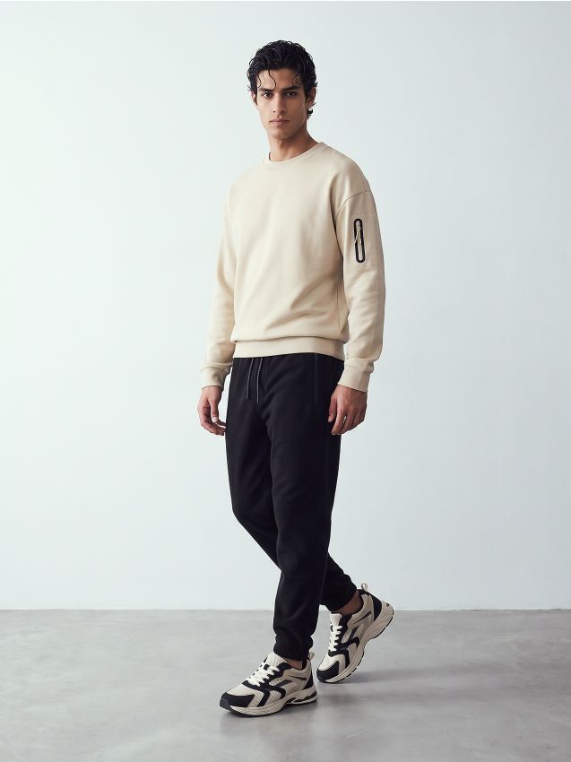 Sinsay - Bluză crewneck cu buzunar pe mânecă - nude