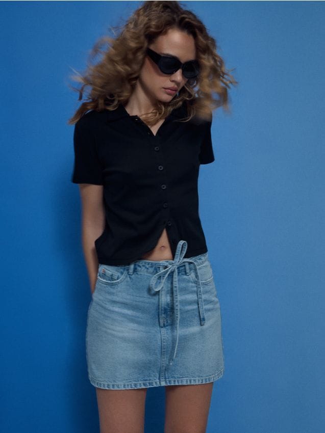 Sinsay - Jeansowa spódnica mini z materiałowym paskiem - niebieski