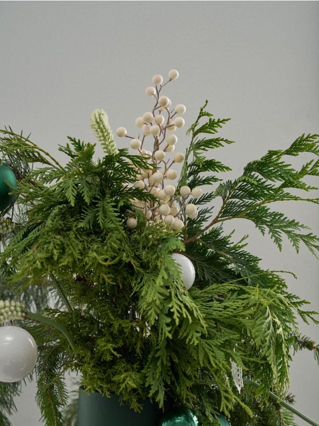 Sinsay - Vianočná dekoračná vetvička s bielymi ozdobami - biela