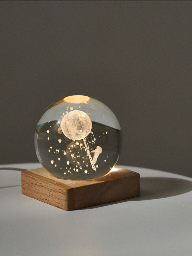 Sinsay - Lampă de masă LED cu motiv de planetă - alb