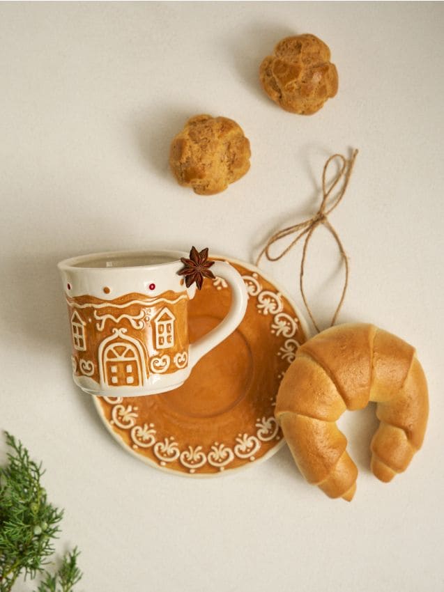 Sinsay - Šálka a tanier s motívom perníkovej chalúpky - béžová