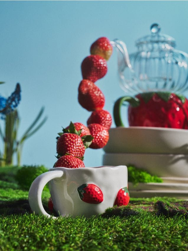 Sinsay - Cană ceramică cu motiv de căpșuni - alb