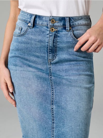 Džínová sukně ke kolenům s rozparkem vzadu