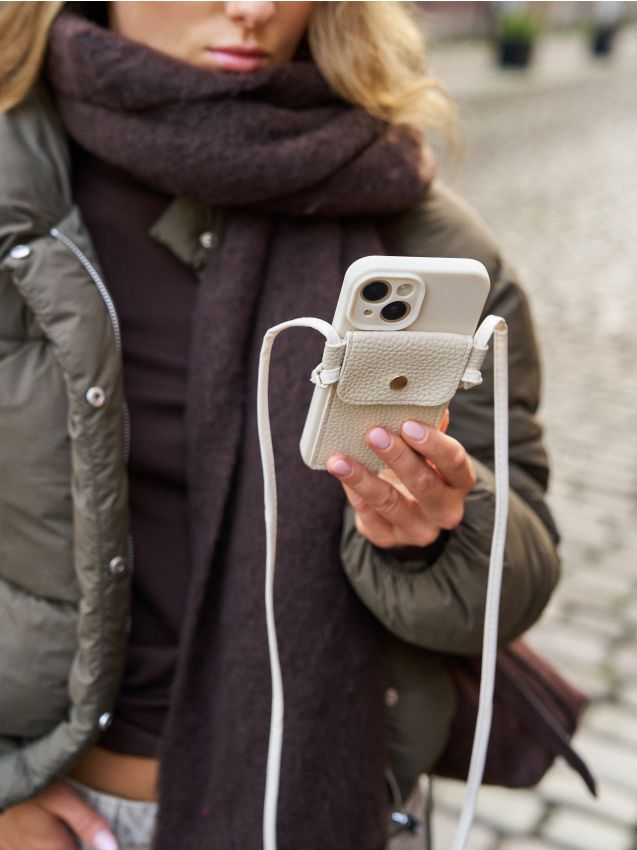 Sinsay - Puzdro na iPhone 13, 14, 15 na šnúrke - krémová