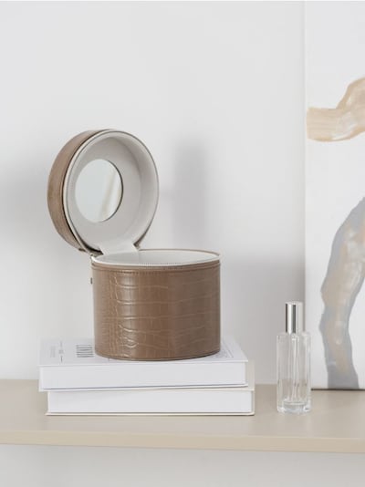 Контейнер для зберігання з кришкою