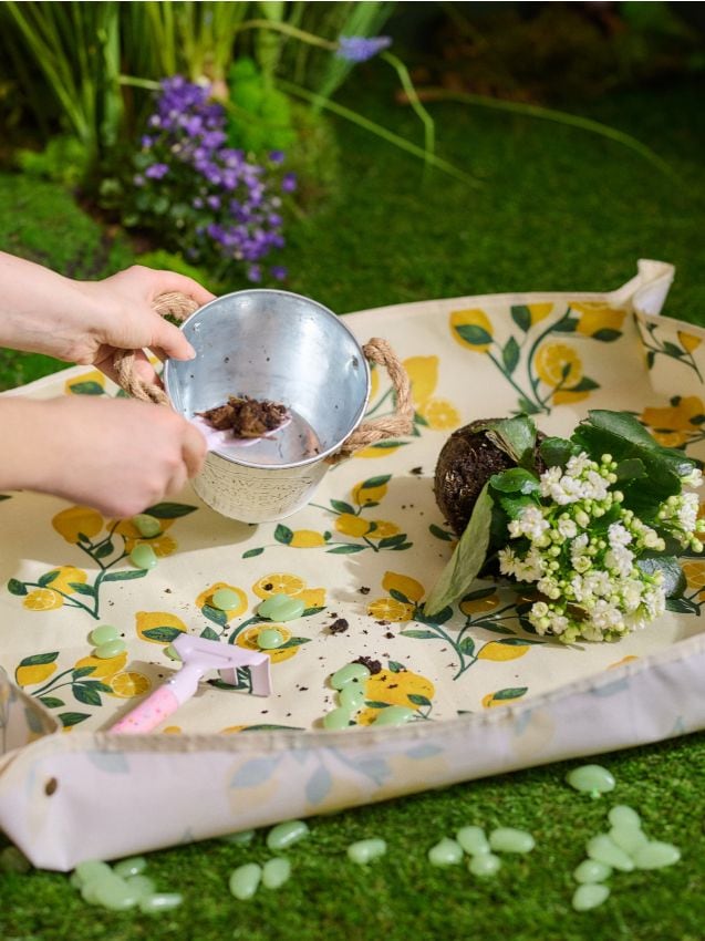 Sinsay - Covoraș de grădinărit pentru transplantarea plantelor cu motiv de lămâi - galben